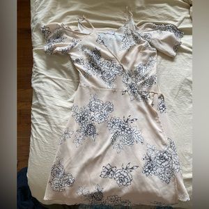 Size L, floral dress. Has a small tie on the side.